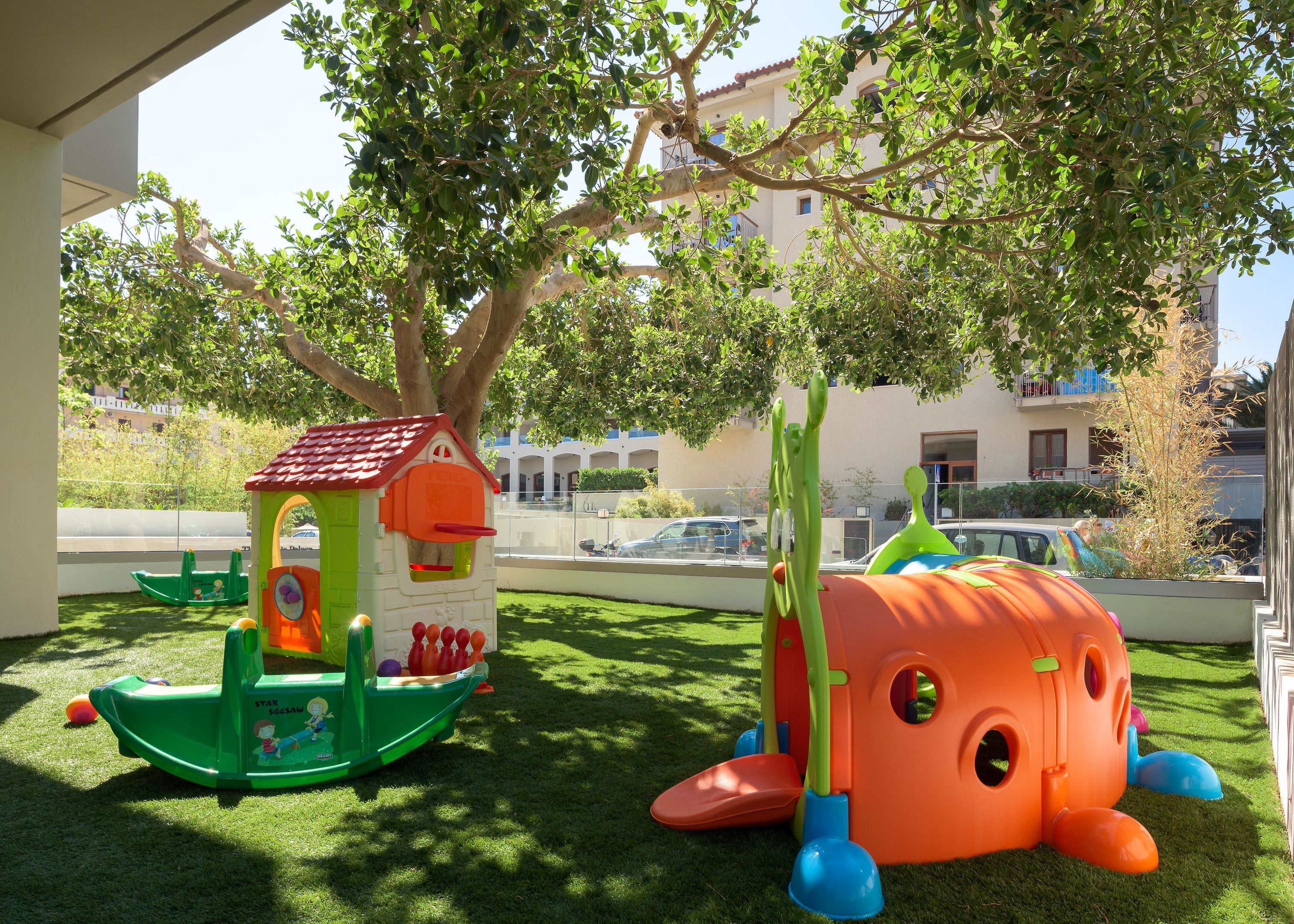 Un área de juegos infantiles con un tobogán y una estructura para escalar.