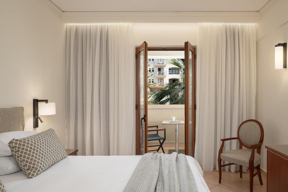 Chambre Standard, vue sur la piscine | 1 chambre, bureau, rideaux d’obscurcissement, système d’insonorisation