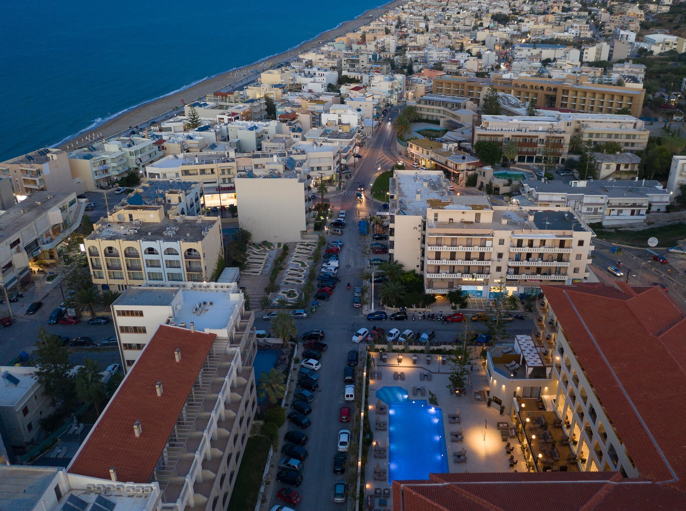 Vista aérea de una ciudad costera con un hotel, calles y una playa.