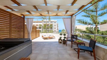 Phòng Suite Premium, bồn tắm thủy lực (Outdoor-Family) | Bàn, màn/rèm cản sáng, phòng cách âm, bộ trải giường