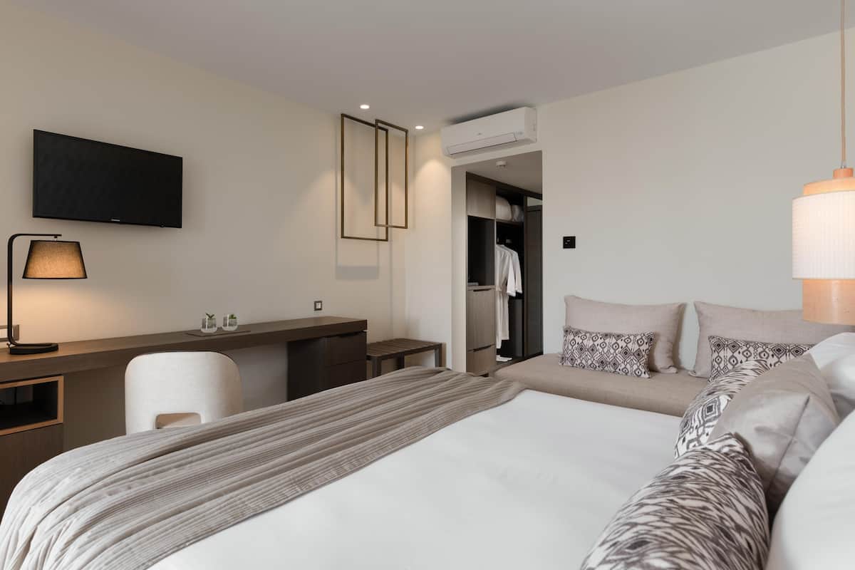 Chambre supérieure, vue sur la piscine | 1 chambre, bureau, rideaux d’obscurcissement, système d’insonorisation