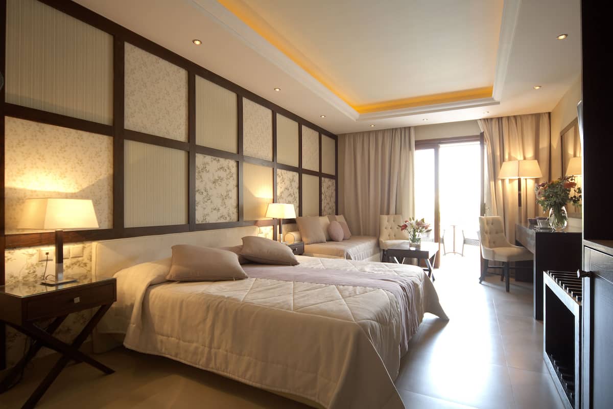 1 bedroom, desk, blackout curtains, soundproofing