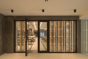 供应早餐、午餐和晚餐,国际美食,花园景观