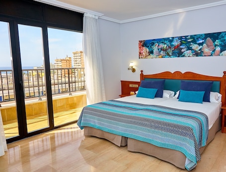 Minibar, cortinas blackout, sistema de insonorización y wifi gratis . Hotel Zentral Center