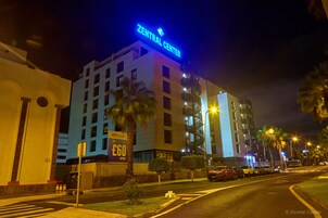 Un edificio con un letrero que dice "ZENTRAL CENTER" de noche.