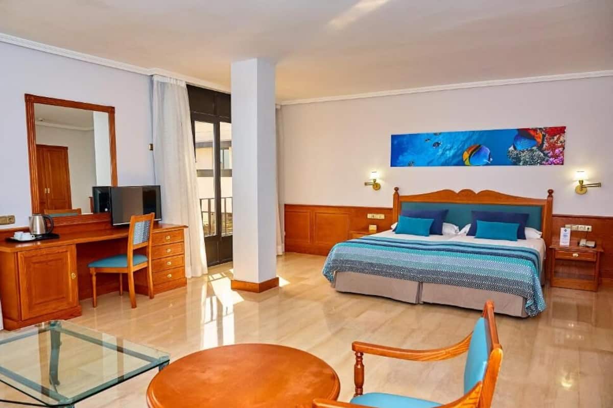 Minibar, blackout curtains, soundproofing, free WiFi