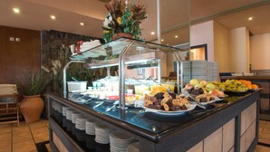 A buffet area with a variety of food items, including fruits, pastries, and beverages. - Hotel Zentral Center (Arona)