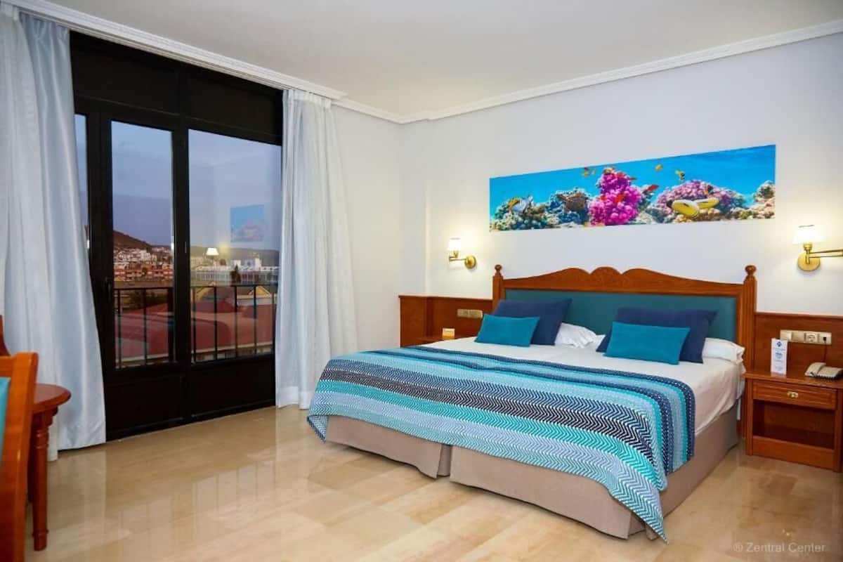 Minibar, blackout curtains, soundproofing, free WiFi