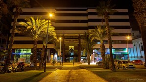 A building with a sign reading "Central Center Oficinas" at night. - Hotel Zentral Center (Arona)