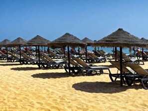 Beach nearby, white sand, sun-loungers, 4 beach bars - Sol a Sul Apartments (Albufeira)