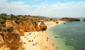 Beach nearby, white sand, sun-loungers, 4 beach bars - Sol a Sul Apartments (Albufeira)