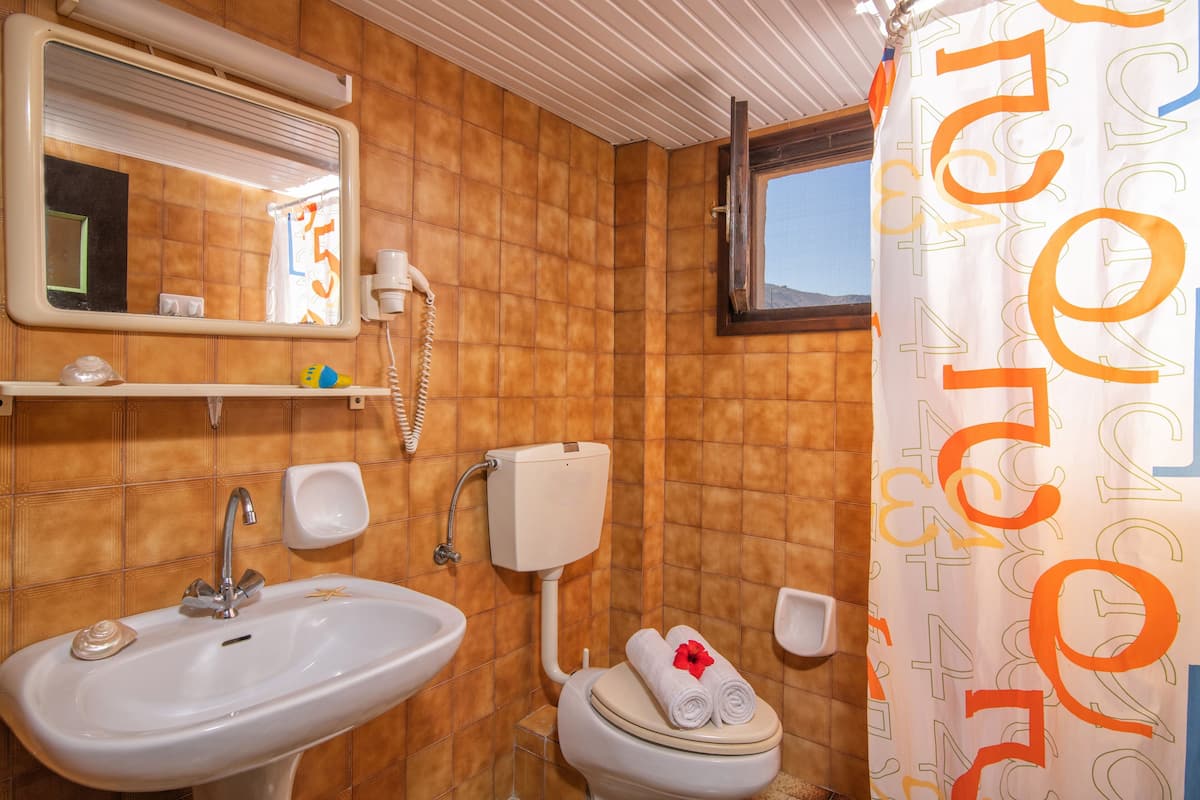 Douche, sĂšche-cheveux, serviettes fournies