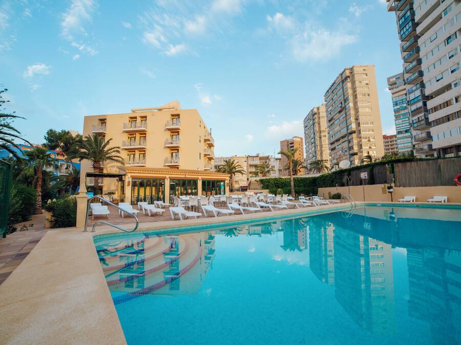 Una piscina al aire libre