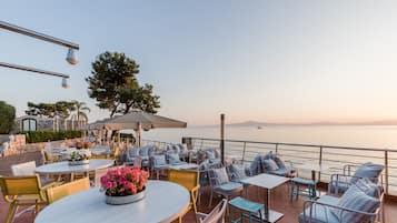 2 bars/lounges, poolside bar, beach bar
