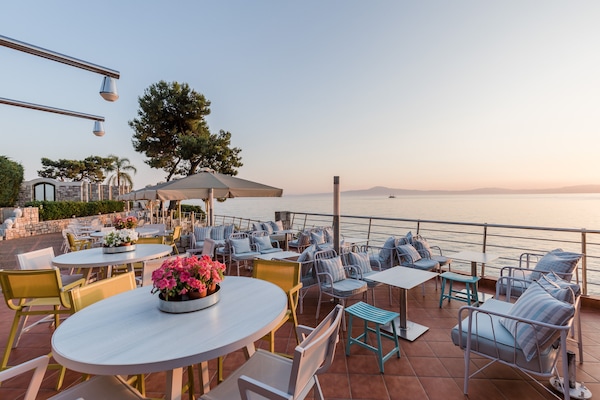 2 bars/lounges, poolside bar, beach bar