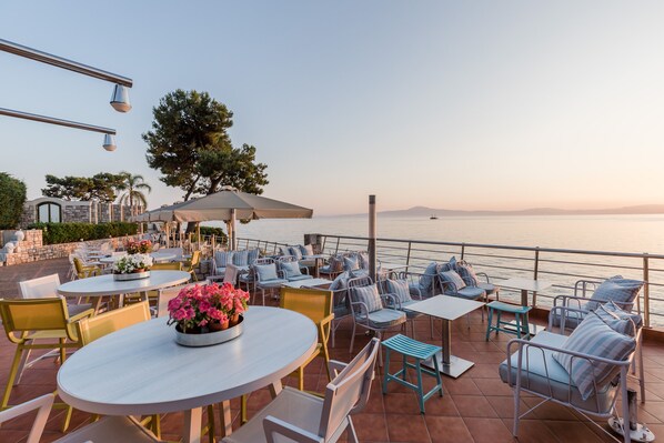 2 bars/lounges, poolside bar, beach bar
