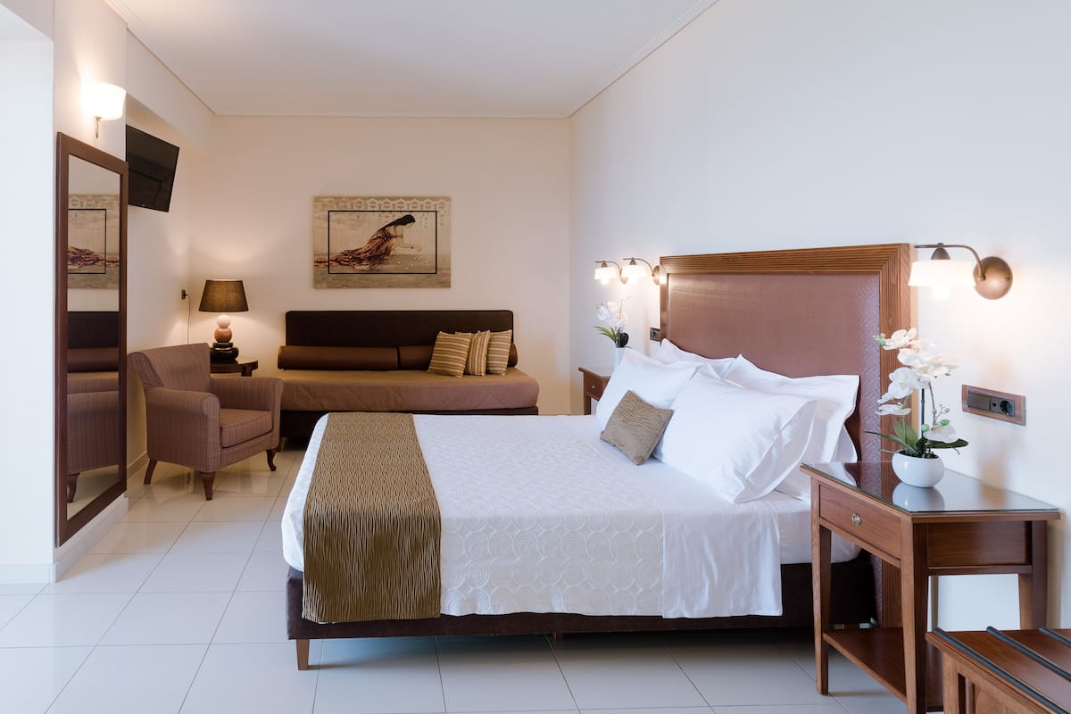 Executive Suite | 1 bedroom, in-room safe, blackout drapes, soundproofing