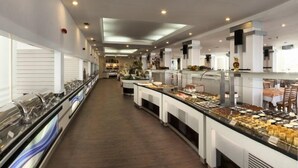 Ein reichhaltiges Buffet mit mehreren Speiseauslagen und einer langen Theke.
