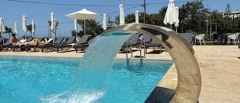 2 piscine all'aperto, ombrelloni da piscina, lettini