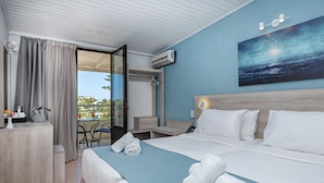 Une chambre d’hôtel avec un grand lit, un bureau et une vue sur l’extérieur.