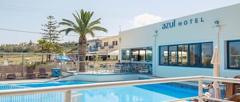 2 piscines extérieures, parasols, chaises longues