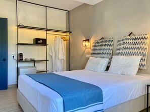 Suíte luxo, vista para o jardim | Cofres nos quartos, escrivaninha, cortinas blackout