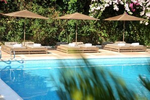 Una piscina al aire libre de temporada (de 10:30 a 18:00), tumbonas