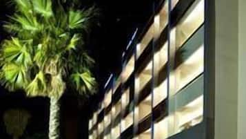 Fachada da propriedade à noite