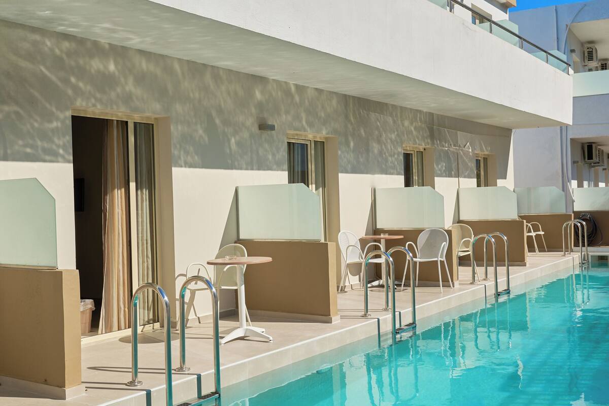 Standard Swim Up | Pillow-top beds, desk, soundproofing, iron/ironing board (on request)