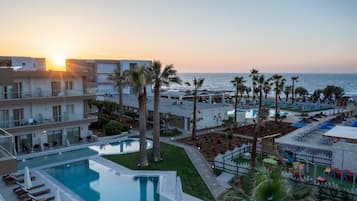 Kolam infiniti, dibuka dari pukul 10:00 hingga 18:00, payung kolam