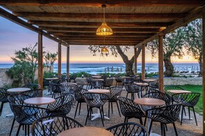Poolside bar - Malia Bay Beach Hotel & Bungalows (Hersonissos)