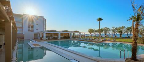 Superior kamer | Pillowtop-bedden, een bureau, geluiddichte muren