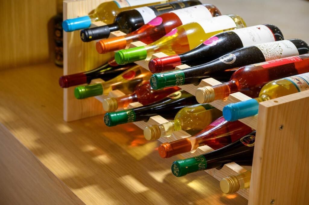 Un porte-bouteilles en bois contenant plusieurs bouteilles de vin.