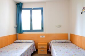 1 bedroom, cots/infant beds, bed sheets