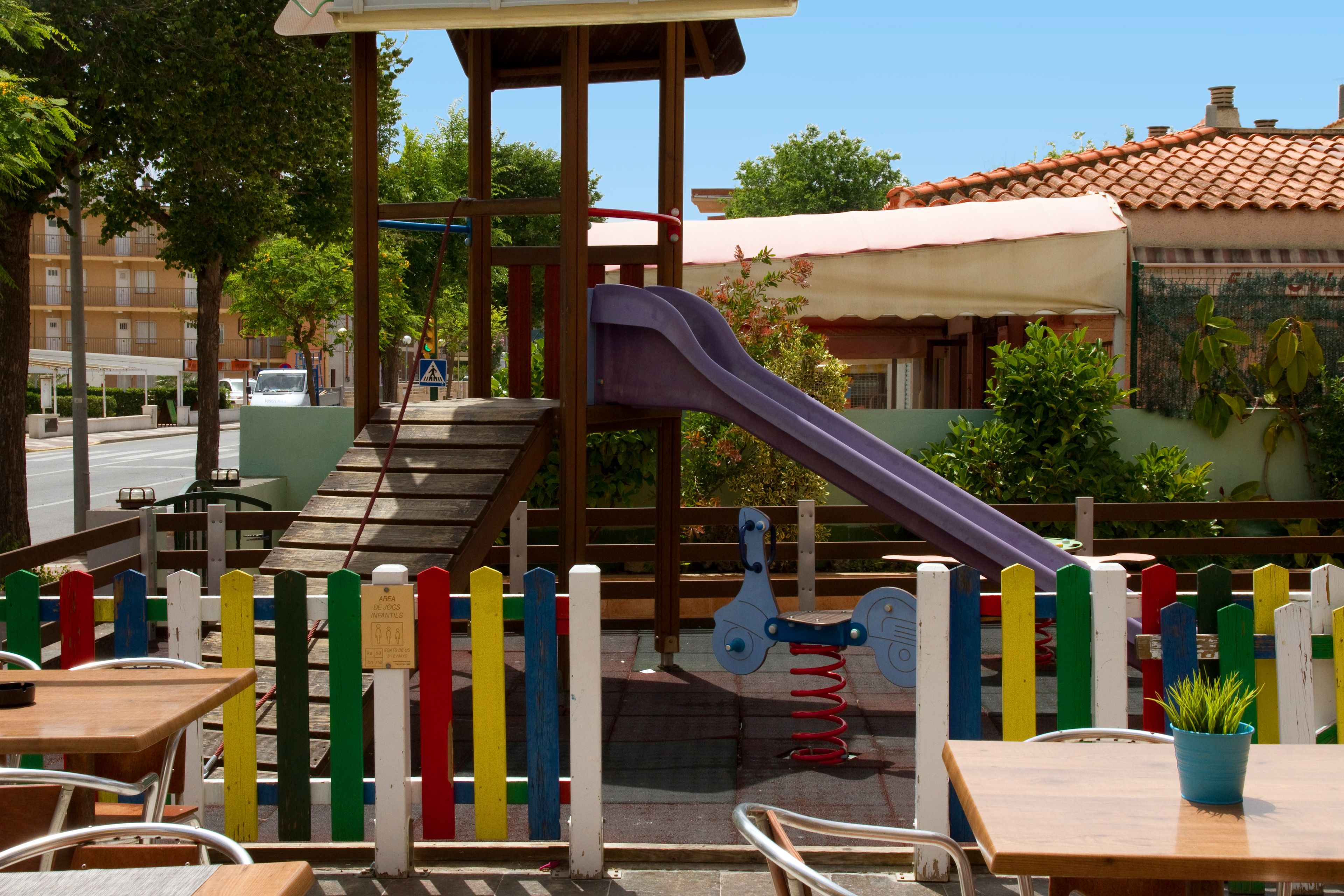 Lasten leikkialue ulkona