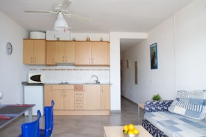 Fridge, microwave, stovetop, coffee/tea maker - Rentalmar Costa Verde (Cambrils)