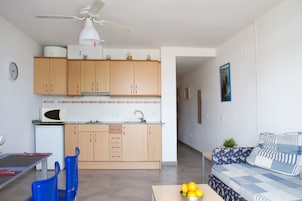 Frigorífico, microondas, placa de cocina y cafetera o tetera