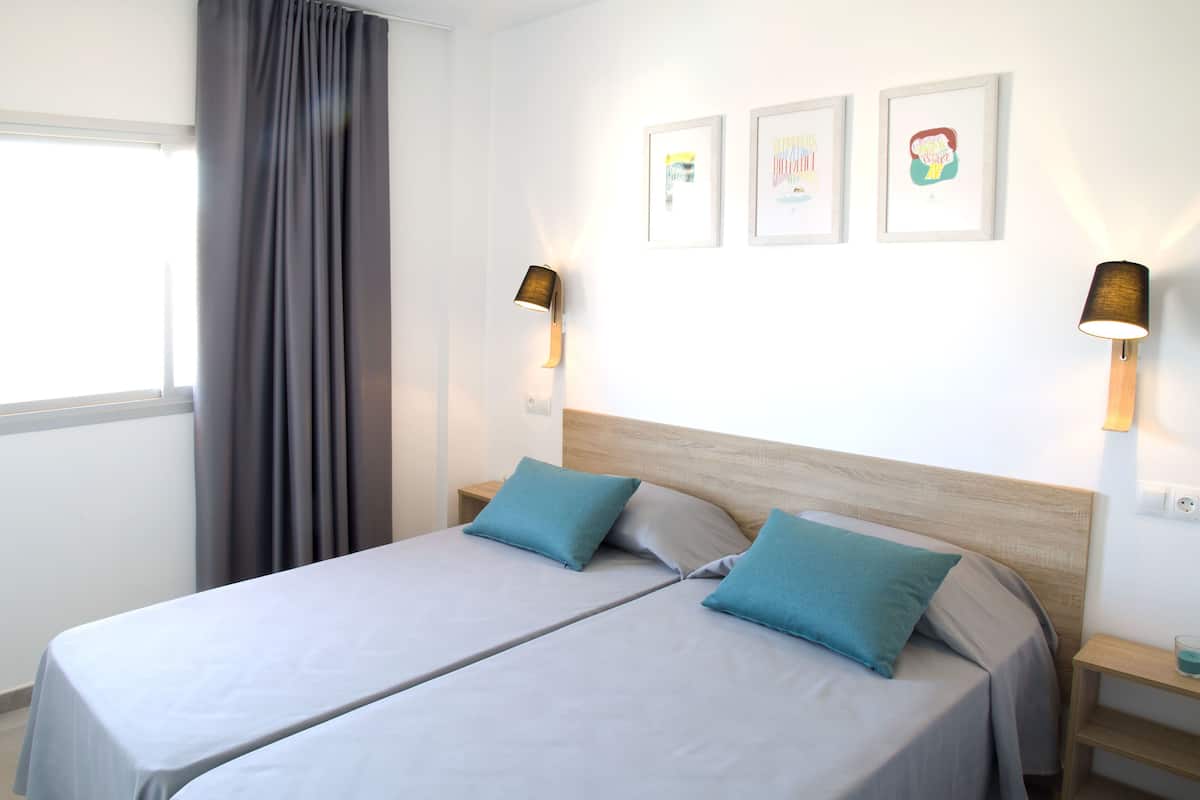 1 bedroom, desk, laptop workspace, cribs/infant beds