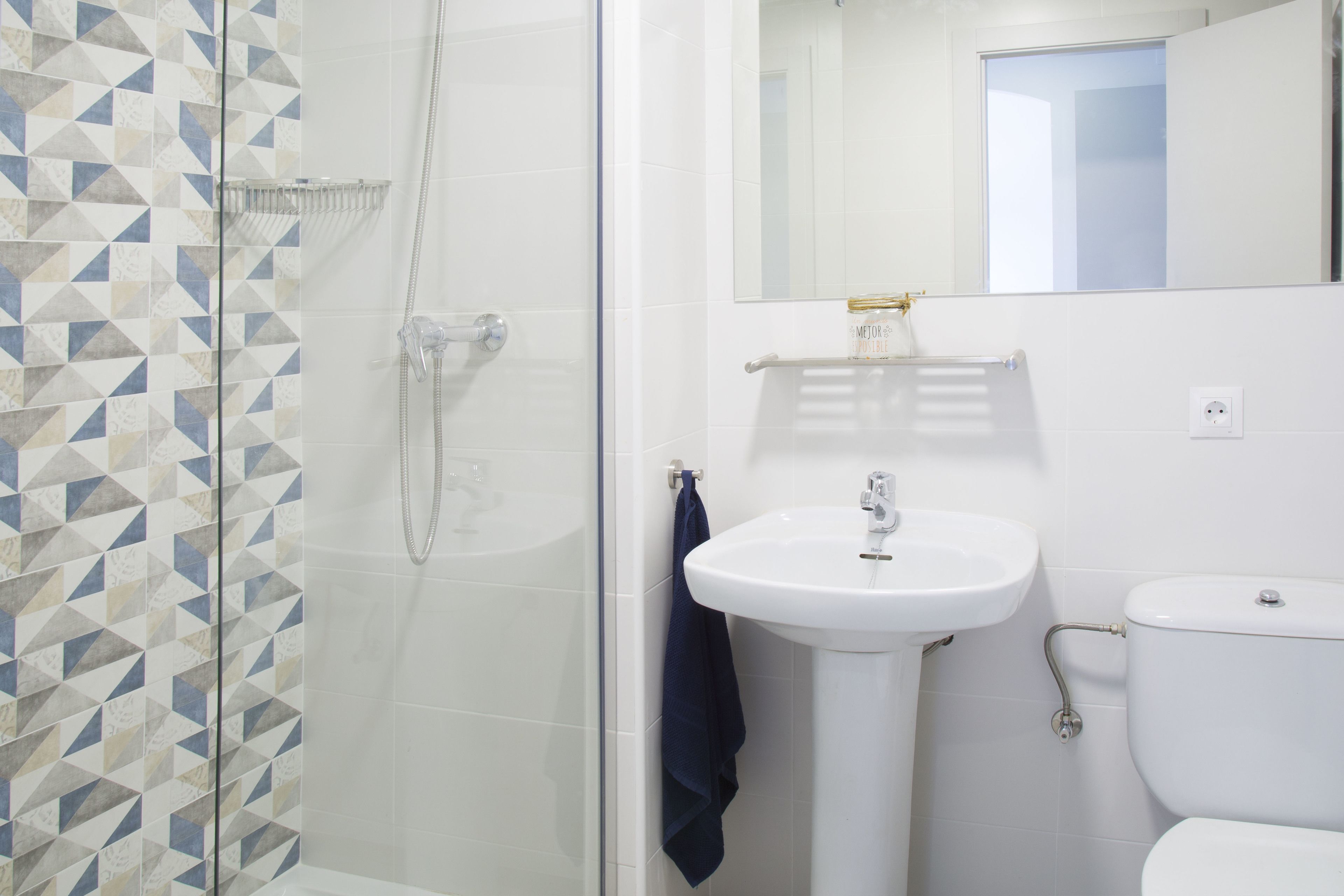 Une salle de bain avec une douche, un lavabo et des toilettes.