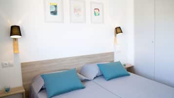 Escritorio, espacio para trabajar con laptop, cunas y wifi gratis