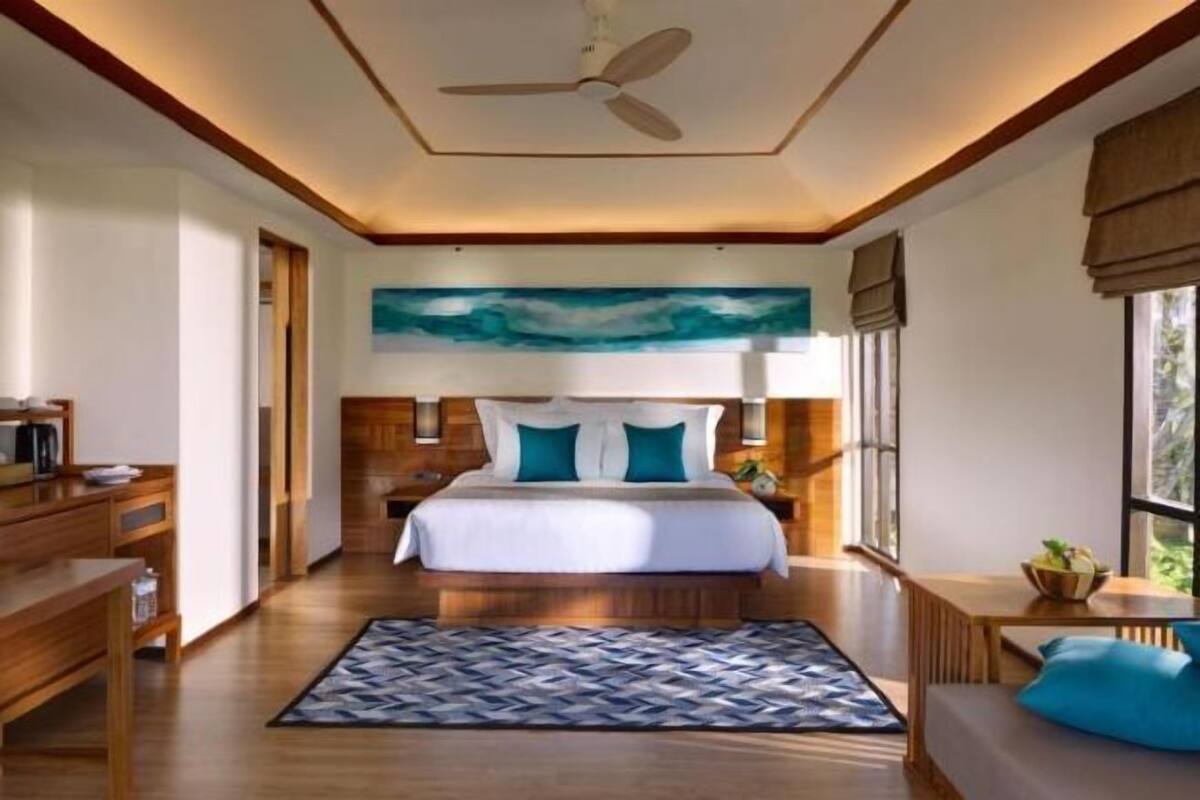 Bar mini, peti besi dalam bilik, meja, ruang kerja komputer riba