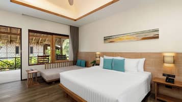 Une chambre d’hôtel moderne avec un grand lit, une tête de lit en bois et un ventilateur de plafond.
