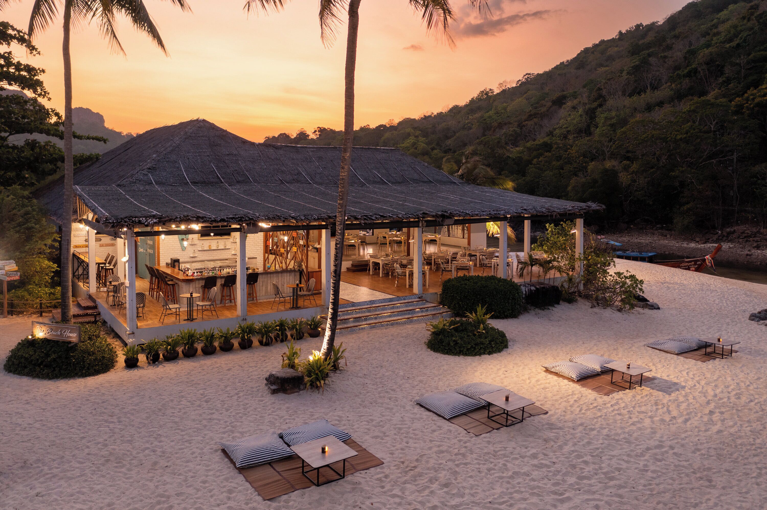 5 restaurants, breakfast, lunch, dinner served; international cuisine