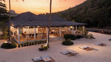 5 restaurants, breakfast, lunch, dinner served; international cuisine