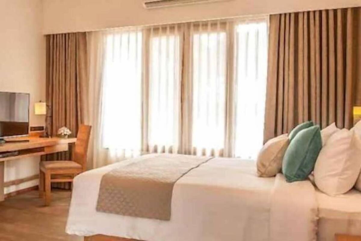 Bar mini, peti besi dalam bilik, meja, ruang kerja komputer riba