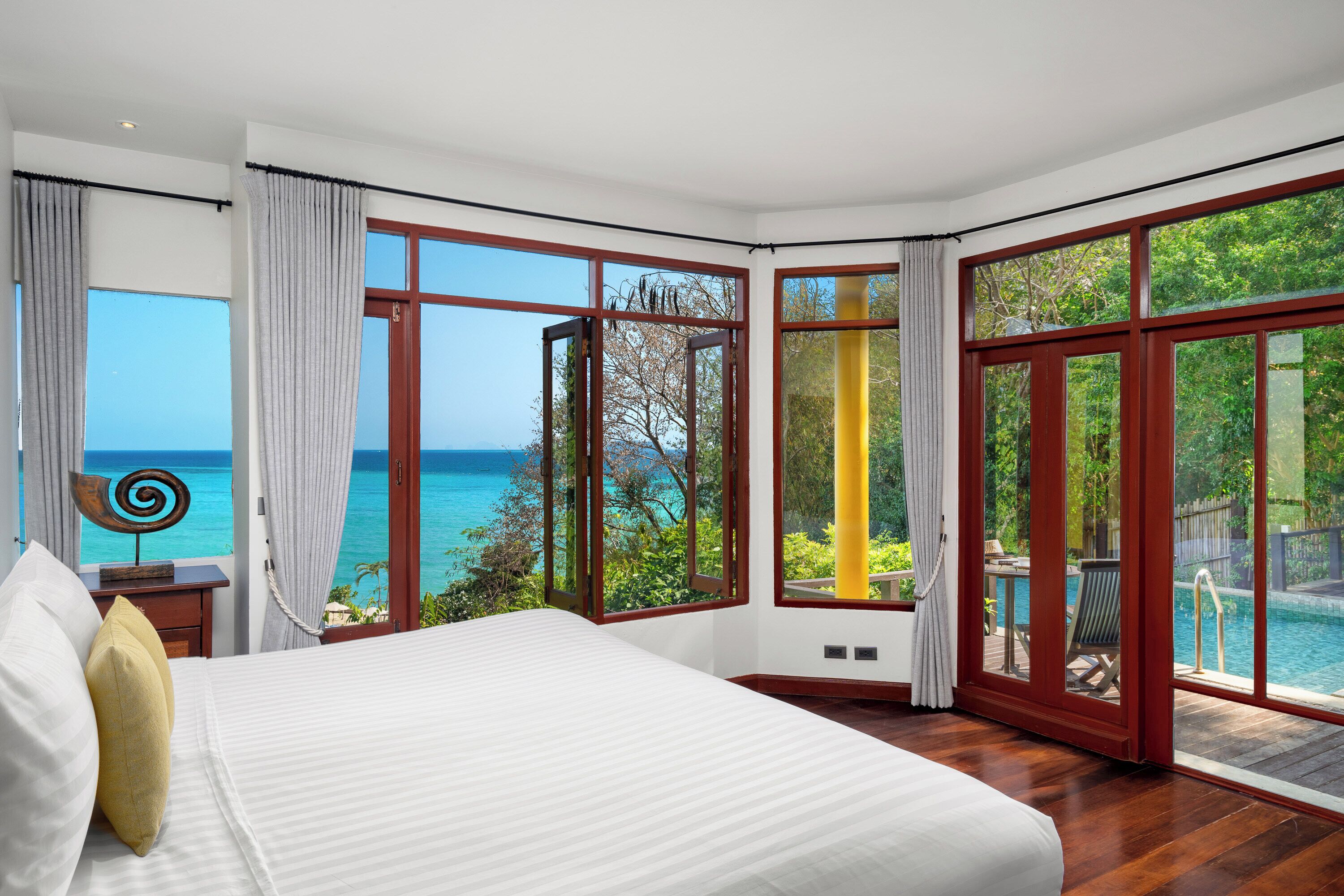 มินิบาร์, ตู้นิรภัยในห้องพัก, โต๊ะทำงาน, พื้นที่ทำงานแบบใช้แล็ปท็อป