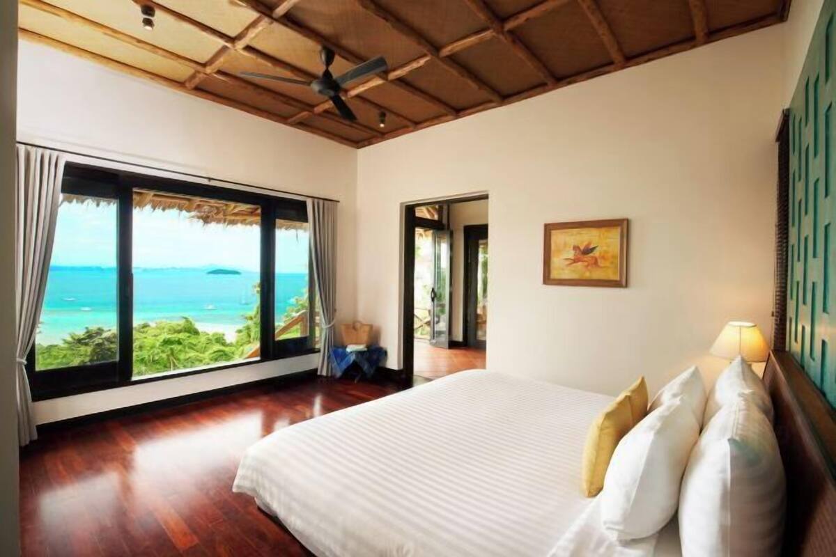 Bar mini, peti besi dalam bilik, meja, ruang kerja komputer riba