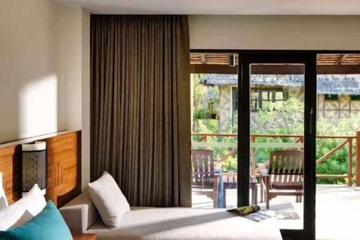 Bar mini, peti besi dalam bilik, meja, ruang kerja komputer riba