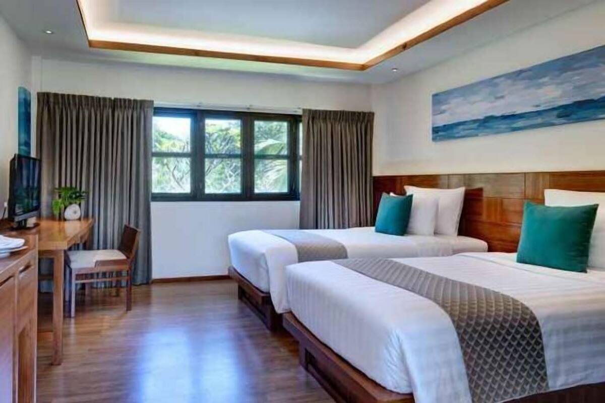 Bar mini, peti besi dalam bilik, meja, ruang kerja komputer riba