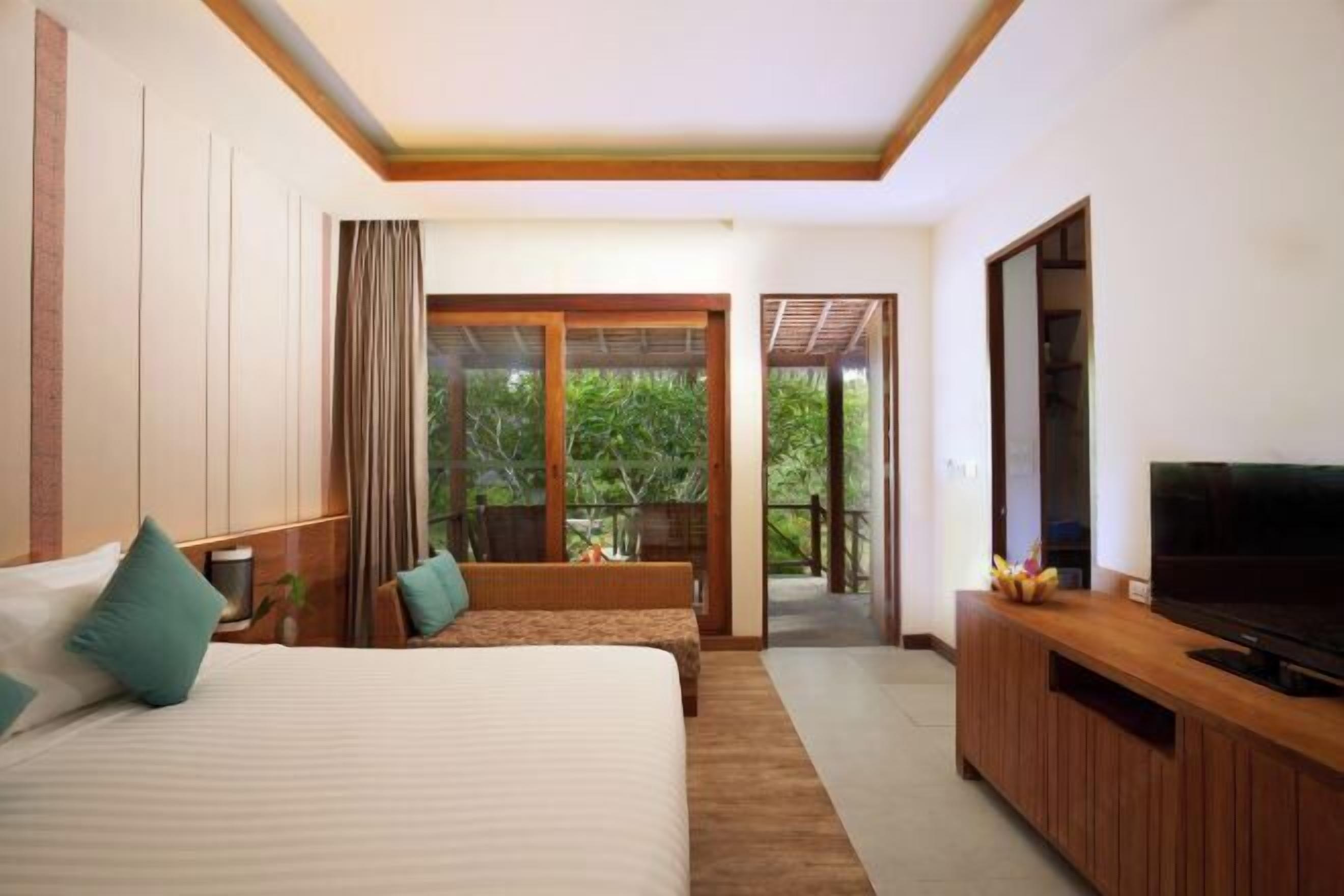 Bar mini, peti besi dalam bilik, meja, ruang kerja komputer riba 